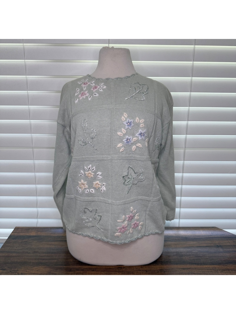 Vintage Shenanigans Medium Embroidered Floral Pattern Sweater
